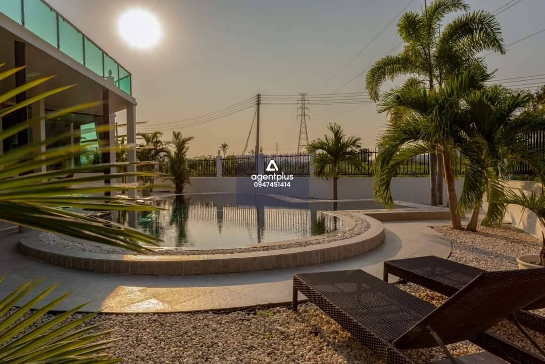 ปล่อยเช่าบ้าน พูลวิลล่าหรู สไตล์โมเดิร์น 4 ห้องนอน 4 ห้องน้ำ พื้นที่บางเสร่ เช่าทำรายวันได้