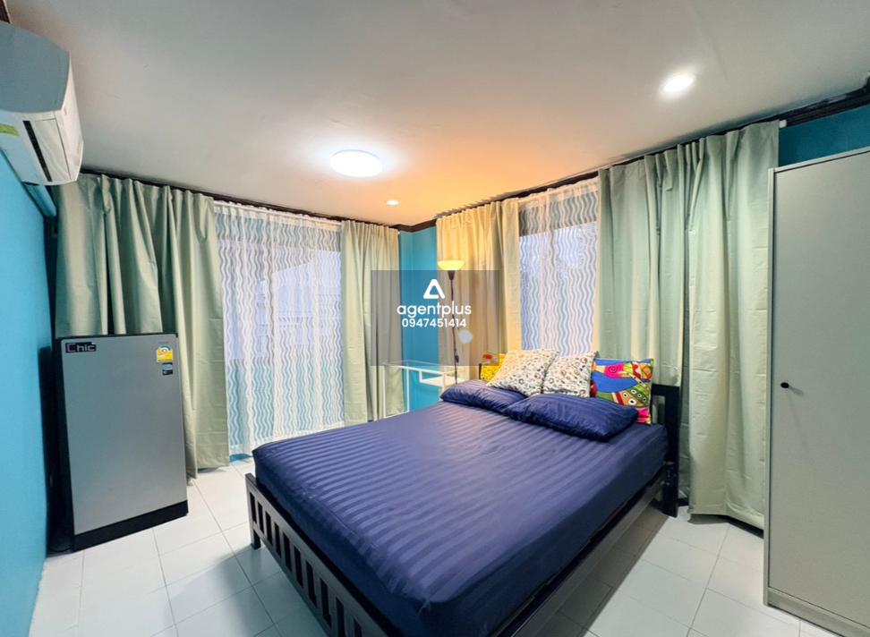 *ให้เช่า Home Office ชั้นล่างสุด พร้อมที่จอดรถ 1 คัน ค่าเช่าเพียง 12,000 บาท ต่อเดือน พร้อมเข้าอยู่หรือแบ่งปล่อยเช่า ทำ Hostel 6-10 เตียงได้ทันที จดทะเบียนบริษัทได้ ติดถนนศรีนครินทร์ ซอย 42 (สุภาพงษ์ 1) หมู่บ้านรอยัล นครินทร์วิลล่า