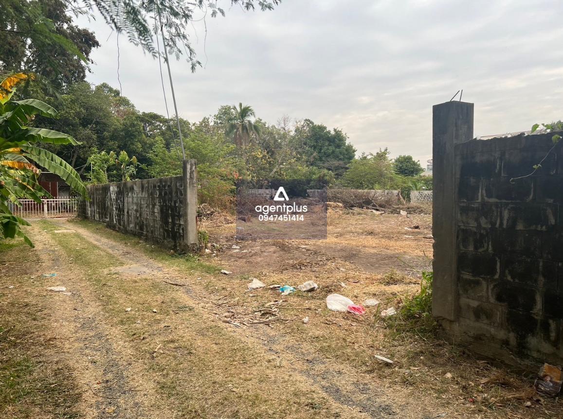 ขายที่ดินเปล่า สุรินทร์ รูปที่ดินหลายเหลี่ยม ฝั่งติดทางสาธารณะประโยชน์ ทำเลดี เหมาะสร้างบ้านหรือทำธุรกิจ