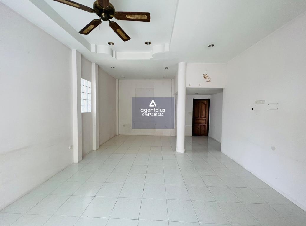 บ้านเดี่ยวชั้นเดียว ภายในกว้างขวาง ติดถนนเลียบทางรถไฟ เดินทางเข้า-ออกสะดวก อยู่ในย่านชุมชน ใกล้ร้านสะดวกซื้อ และร้านค้าชุมชน