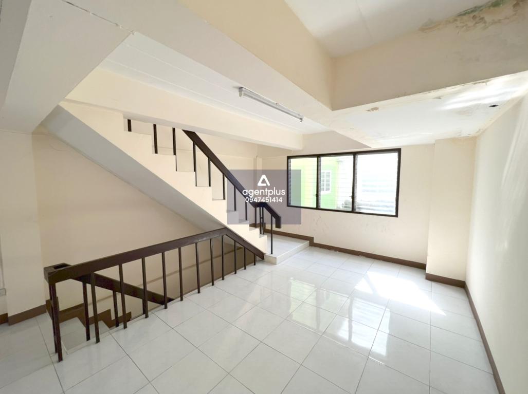 ขายอาคารพาณิชย์ 3.5 ชั้น วิรากร สัตหีบ : ปรับปรุงใหม่ ทำเลดี ใกล้ถนนสุขุมวิท การคมนาคมสะดวก พร้อมสาธารณูปโภค เหมาะสำหรับอยู่อาศัยและประกอบธุรกิจ