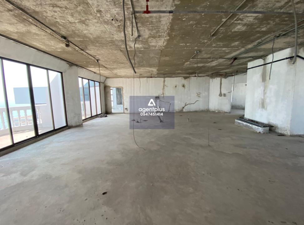 PMY Beach Condominium (พี.เอ็ม.วาย. บีช คอนโดมิเนียม) เป็นคอนโดมิเนียมริมทะเล สภาพภายในห้องยังไม่มีการตกแต่ง ยังไม่แล้วเสร็จ