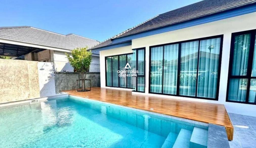 ขายบ้านชั้นเดียว 4 ห้องนอนและ 3 ห้องน้ำในห้วยใหญ่ พัทยา บ้านตกแต่งครบชุด พร้อมสระว่ายน้ำส่วนตัวและสวน บ้านหลังนี้มีที่ใช้สอยกว้างขวาง 230 ตร.ม. เดินทางสะดวกและห่างจากหาดจอมเทียนประมาณ 10 นาที
