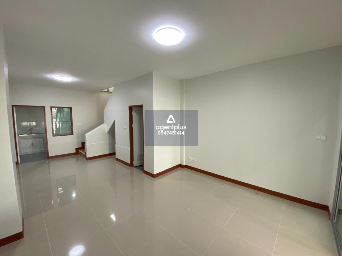 ขายทาวน์เฮ้าส์ 2 ชั้น 17 ตารางวา  ห้องนอน 2  ห้องน้ำ 2  จอดรถ 1 ขายทาวน์เฮ้าส์สไตล์โมเดิร์น ถนนมิตรภาพ ศุขประยูร ใกล้นิคมอมตะ แยกดอนหัวฬ่อ โรบินสัน มอเตอร์เวย์ โครงการสวย ทำเลดีมาก หมู่บ้านเดอะวิลเลจพลัส ติดนิคมอมตะซิตี้ นิคมเหมราชชลบุรี2 โรบินสันไลฟ์สไตล