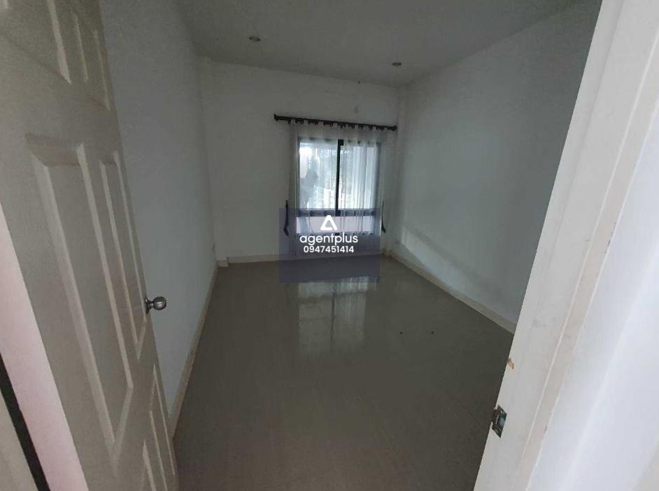 บ้านแฝด โครงการนาราวิลล์ พานทอง ทำเลดีใกล้ถนนสุขประยูร (ทล.315) แยกเข้าซอยหมู่บ้านบัวแก้วประมาณ 900 เมตร และตั้งใกล้สถานที่อื่น ๆ