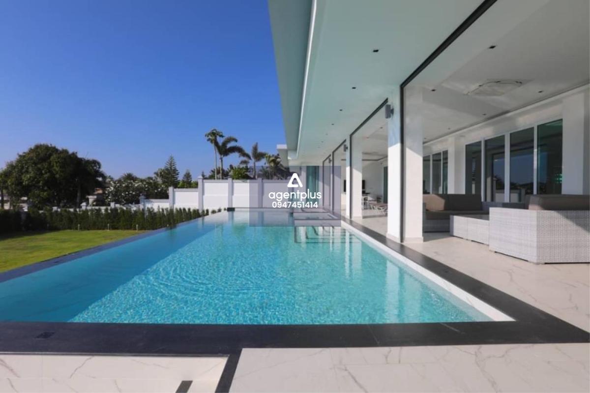 Land size 2100 sq m. Usable area 1700 sq m. - 10 bedrooms - 11 bathrooms - cinema room - Spa Fitness, size 90 sq m. - steam room - kitchen - wine cellar - Jacuzzi - Swimming pool 16 x 6 meters - garden - 4 parking garages - Private elevator - backup gener