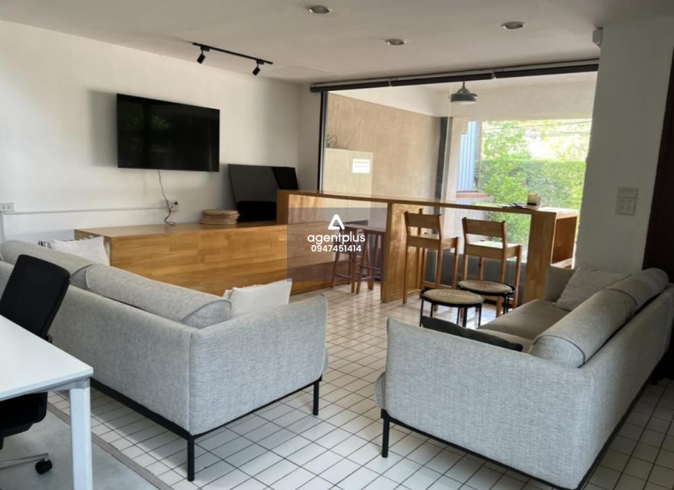 บ้านเดี่ยวให้เช่า ทำเลดีมาก ถนนสุขุมวิท ใกล้ BTS พร้อมพงศ์ เหมาะสำหรับอยู่อาศัย หรือใช้เป็น Home Office ตกแต่งครบ พร้อมใช้งานทันที