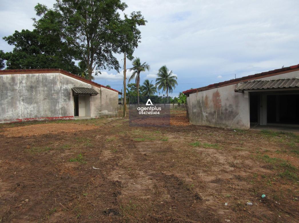 ขายอาคารพาณิชย์ชั้นเดียว พร้อมที่ดินเปล่า 2 แปลงติดต่อกัน พร้อมสิ่งปลูกสร้าง บ้านค่าย ระยอง ตั้งอยู่บนถนน สายบ้านค่าย-ปลวกแดง ในย่านชุมชน เหมาะสำหรับอยู่อาศัยหรือทำกิจการขนาดเล็ก