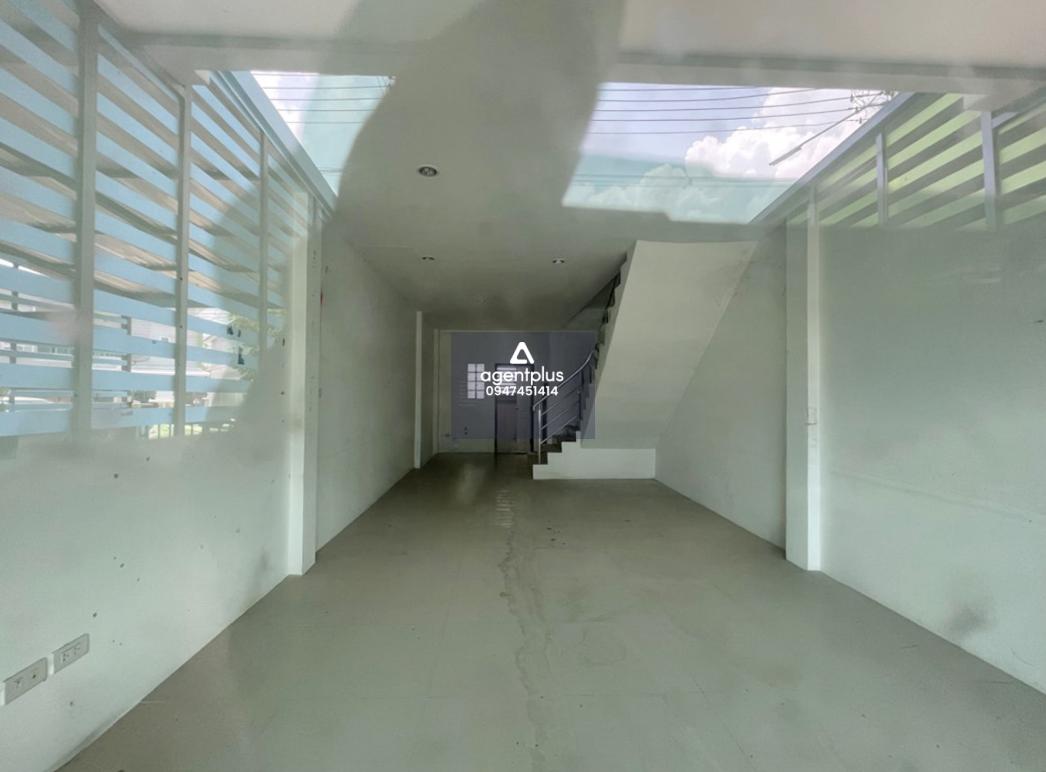 ทาวน์เฮ้าส์ 2 ชั้น โครงการโอโซน เพลส ทําเลดี การคมนาคมสะดวก ห่างจากถนนหน้าตลาดบึง - วัดหนองปรือ 420 เมตร สาธารณูปโภคครบครัน