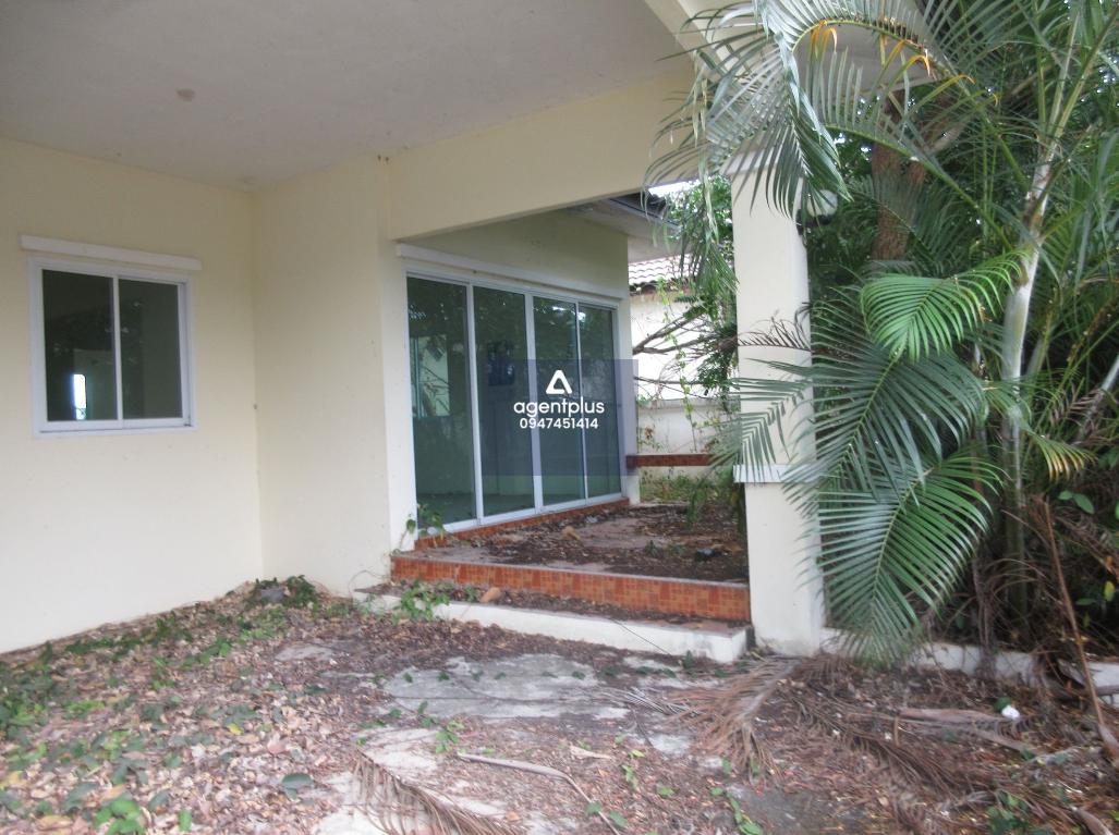 บ้านเดี่ยวชั้นเดียว ทำเลดี โครงการอยู่ใกล้ถนนสายหลัก (ทล.36) เดินทางเข้า-ออกสะดวก ตั้งอยู่ในแหล่งชุมชน โครงการบ้านนิภารมย์ ระยอง