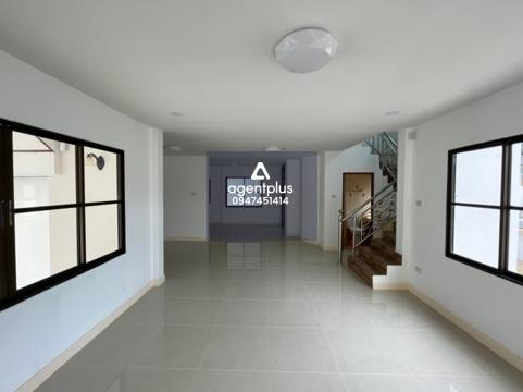 ขายบ้านเดี่ยว 2 ชั้น ทำเลดี ใกล้ถนนศรีราชา-หนองยายบู่ ถนนบายพาส ชลบุรี-พัทยา และถนนสุขุมวิท เดินทางเข้า-ออกสะดวก โครงการโฮมทาวน์