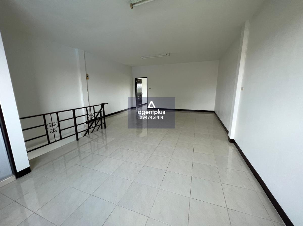 ขายอาคารพาณิชย์ 2.5 ชั้น (2 คูหาติดกัน) – มหาโพธิ ทำเลค้าขายดีมาก พื้นที่กว้างใช้งานได้เต็มที่