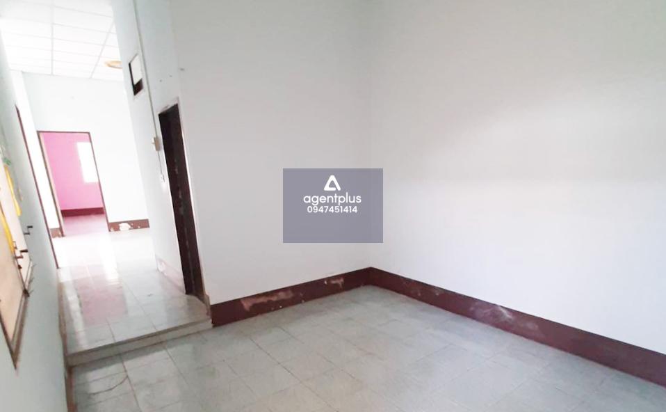 โครงการเปรมอนันต์ 2 บ้านแฝดชั้นเดียว การคมนาคมสะดวก มีถนนคอนกรีตเสริมเหล็กตัดผ่านทางเข้าทรัพย์ สาธารณูปโภคพื้นฐานครบ