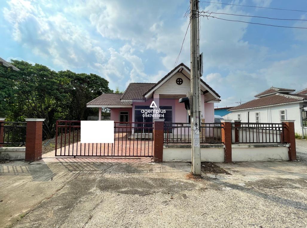 บ้านเดี่ยวชั้นเดียว เทพประทานพร 3 ศรีราชา ทำเลดีใกล้ถนนสายฉะเชิงเทรา-สัตหีบ(ทล.331) แยกเข้าถนนโป่งเสก็ด-ห้วยปราบ ประมาณ 900 เมตร