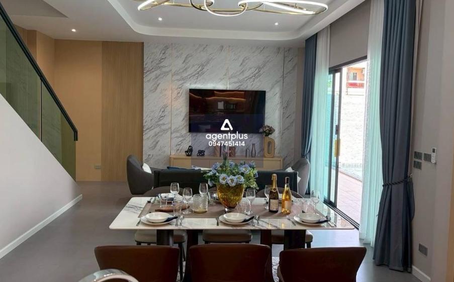 ขายพูลวิลล่าดีไซน์สไตล์โมเดิร์น 2 ชั้น ทุกยูนิตมาพร้อมเฟอร์นิเจอร์ครบครัน รวมถึงโซฟาเบด และสิ่งอำนวยความสะดวกมาตรฐานโรงแรม