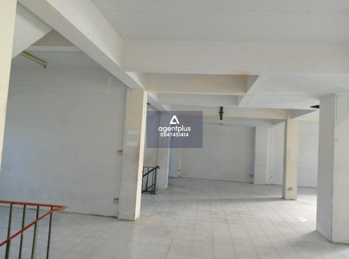 ขายอาคารพาณิชย์ 3.5 ชั้น 6 คูหา เหมาะสำหรับเปิดกิจการ เช่น ร้านค้า, โชว์รูม, โกดังขนาดย่อม หรือดัดแปลงเป็นห้องพักให้เช่า