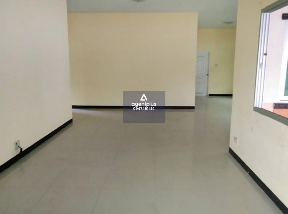 โครงการสมาร์ทแลนด์ กรีนพาร์ค บ้านเดี่ยวชั้นเดียว ทำเลดีใกล้ถนนมาบยางพร - บ่อวิน มีถนนคอนกรีตเสริมเหล็กตัดผ่านทางเข้า อยู่ในแหล่งชุมชนผู้คนอาศัย สาธารณูปโภคครบ การคมนาคมสะดวก