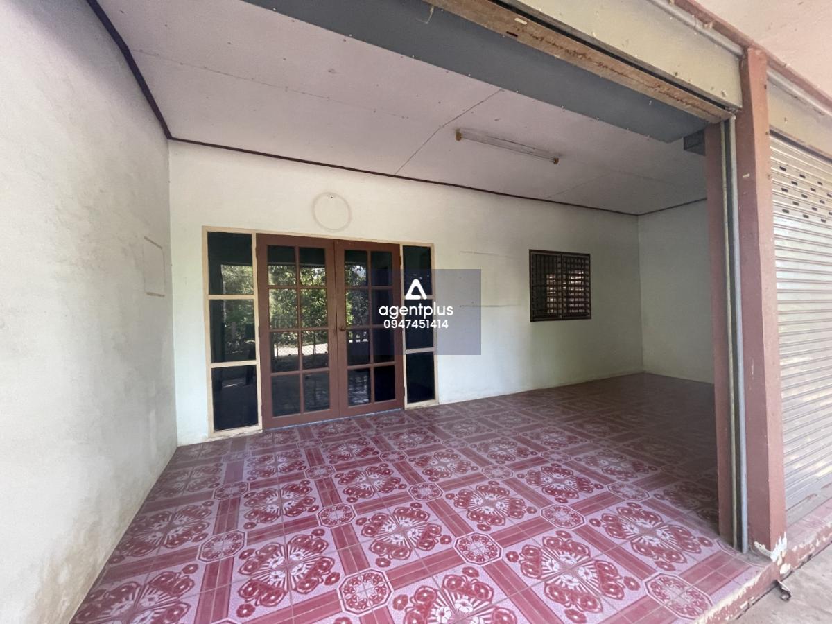 บ้านเดี่ยวชั้นเดี่ยว อยู่ในย่านชุมชน การเดินทางสะดวก มีระบบสาธารณูปโภคพื้นฐานพร้อม ถนนบ้านหนองสาริกา แยกจากถนนสายฉะเชิงเทรา-สัตหีบ (ทล.331)