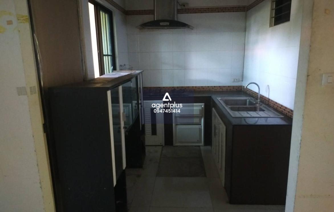 ทาวน์เฮ้าส์เปล่า 2 ชั้น เหมาะกับการนำไปรีโนเวท หมู่บ้านเดอะ พาลาเซตโต้ (คลองหลวง)