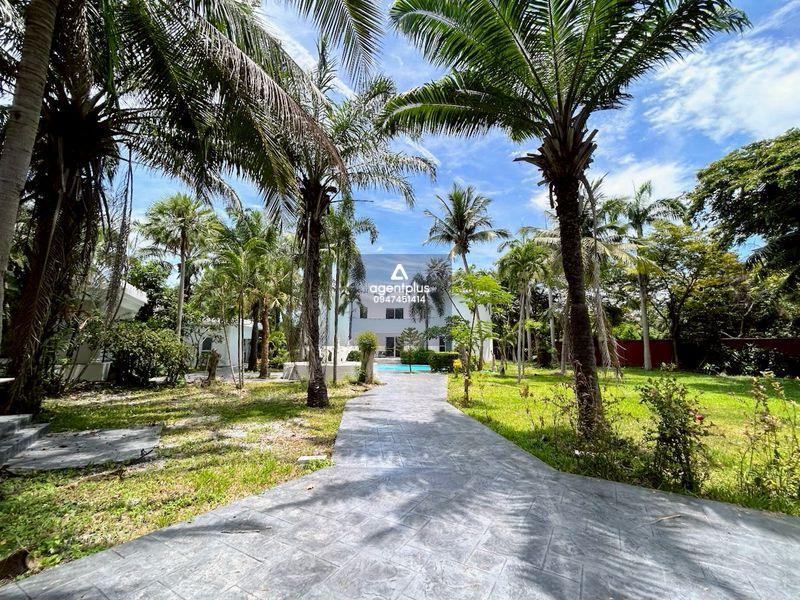 พูลวิลล่า 8 ห้องนอน พร้อมสวนขนาดใหญ่ ในทำเลหนองปลาไหล – คุ้มค่าที่สุด