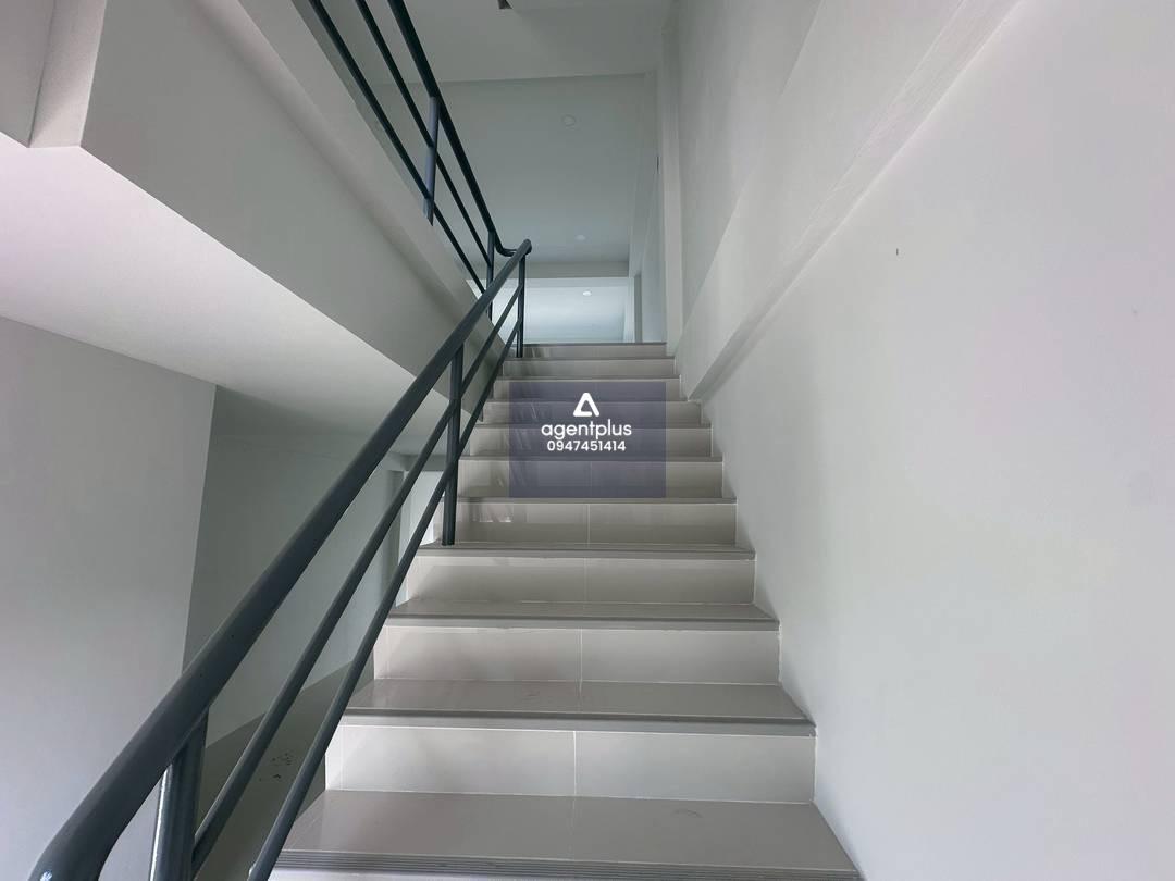 ตึกพาณิชย์ ขาย/ให้เช่าทำธุรกิจ ทำเลทองพระตำหนัก คูหา4ชั้น มีห้องน้ำให้ทุกชั้น