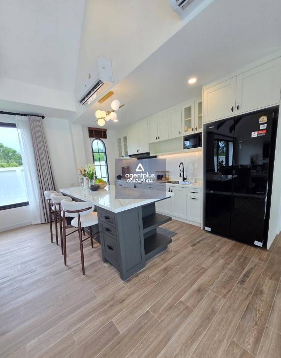 บ้านเดี่ยวหรู พร้อมสระว่ายน้ำ Castle Hills เขาชีจรรย์