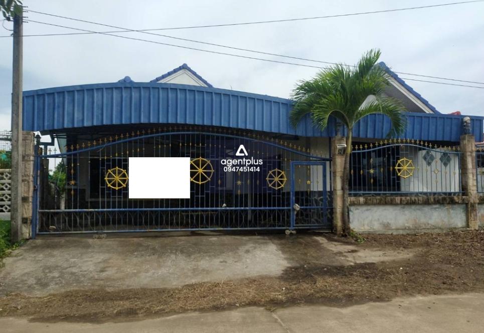 บ้านเดี่ยวชั้นเดียว ทำเลดีใกล้ถนนสุขุมวิท-หาดแม่รำพึง รูปแปลงคล้ายสี่เหลี่ยมผืนผ้า โครงสร้างคอนกรีตเสริมเหล็ก หลังคาซีแพคโมเนีย