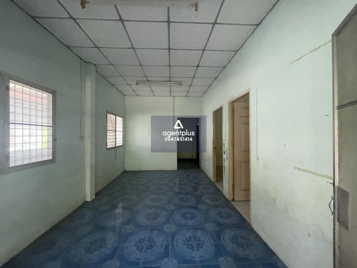 บ้านเดี่ยวชั้นเดี่ยว อยู่ในย่านชุมชน การเดินทางสะดวก มีระบบสาธารณูปโภคพื้นฐานพร้อม ถนนบ้านหนองสาริกา แยกจากถนนสายฉะเชิงเทรา-สัตหีบ (ทล.331)