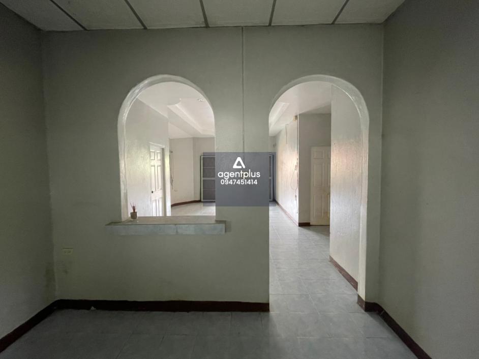 บ้านเดี่ยวชั้นเดียว รามนุช 15 สัตหีบ บริเวณโดยรอบเป็นแหล่งชุมชน การคมนาคมสะดวก สาธารณูปโภคพร้อม ใกล้สิ่งอำนวยความสะดวก