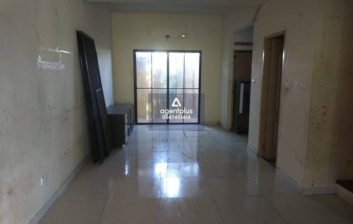 ทาวน์เฮ้าส์เปล่า 2 ชั้น เหมาะกับการนำไปรีโนเวท หมู่บ้านเดอะ พาลาเซตโต้ (คลองหลวง)