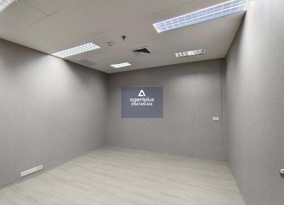 ขายสำนักงาน พื้นที่เกือบ 300 ตร.ม. แถมอุปกรณ์สำนักงานให้ตามภาพ อาคารลุมพินีทาวเวอร์ ลิฟท์ 12 ตัว แยกโซนสูง-ต่ำ สะดวกสบายต่อผู้มาติดต่อ สำนักงานสภาพดี ทั้งสำนักงานและ อุปกรณ์ พร้อมใช้งาน สามารถเข้าใช้งานได้ทันที