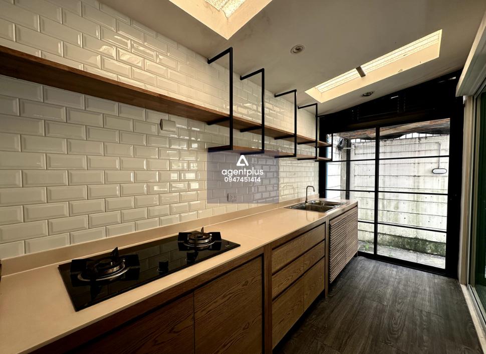 ลดราคา ทาวโฮม3 ชั้น 36.10 ตรว. หลังมุมมีสวนด้านข้าง หน้าบ้านลึกพิเศษ 2 จอด ต่อเติมครัวบิ้วอินท์