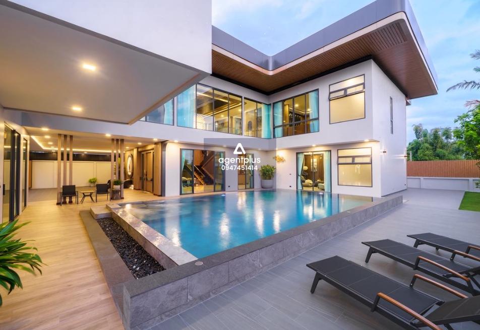 พูลวิลลาสุดหรู 2 ชั้น 𝗠 𝗠𝗼𝘂𝗻𝘁𝗮𝗶𝗻 𝗚𝗿𝗮𝗻𝗱 𝗩𝗶𝗹𝗹𝗮 6 ห้องนอน 8 ห้องน้ำ โครงการบ้านเดี่ยวสไตล์ Contemporary บรรยากาศเงียบสงบ