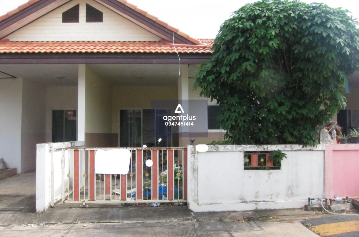 ขายด่วนทาวน์เอ้าส์เปล่าชั้นเดียว หมู่บ้านแผ่นดินทองลิฟวิ่งโฮมส์ ถนนสายปากร่วม-ปลวกแดง(รย.3013) รายล้อมไปด้วยสิ่งอำนวยความสะดวก