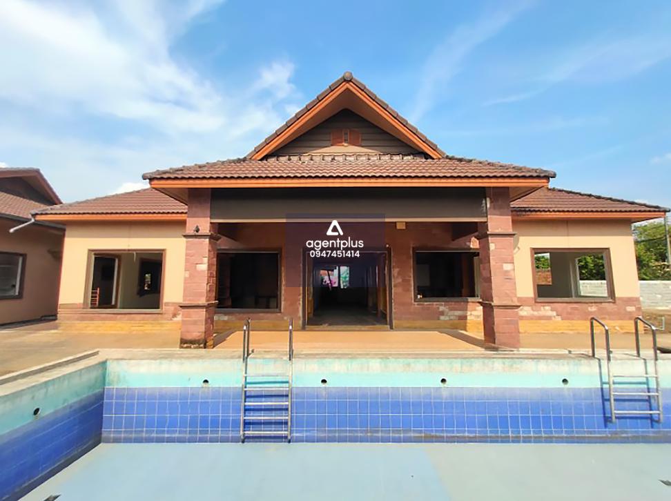 ขายบ้านเดี่ยวชั้นเดียว พร้อมสระว่ายน้ำ ทำเลดี การคมนาคมสะดวก เข้า–ออกง่าย เหมาะสำหรับครอบครัวใหญ่หรือผู้ที่ต้องการพื้นที่ใช้สอยกว้างขวาง