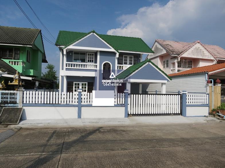 โครงการทรัพย์กมล บ้านเดี่ยว 2 ชั้น รีโนเวทแล้วพร้อมอยู่อาศัย การเดินทางสะดวก สามารถเข้า-ออกได้จากถนนสุวินทวงศ์ ซึ่งเชื่อมต่อกับถนนฉลองกรุงและถนนร่มเกล้าได้ง่าย มีแหล่งอำนวยความสะดวกครบครัน