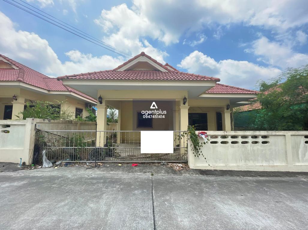 บ้านเดี่ยวชั้นเดียว โครงการบ้านนวพร ระยอง ทำเลดี สามารถเข้า-ออก ได้หลายเส้นทาง ถนนทางหลวงชนบท รย. 4034 และถนนทางหลวงแผ่นดินหมายเลข 3375 เดินทางสะดวก