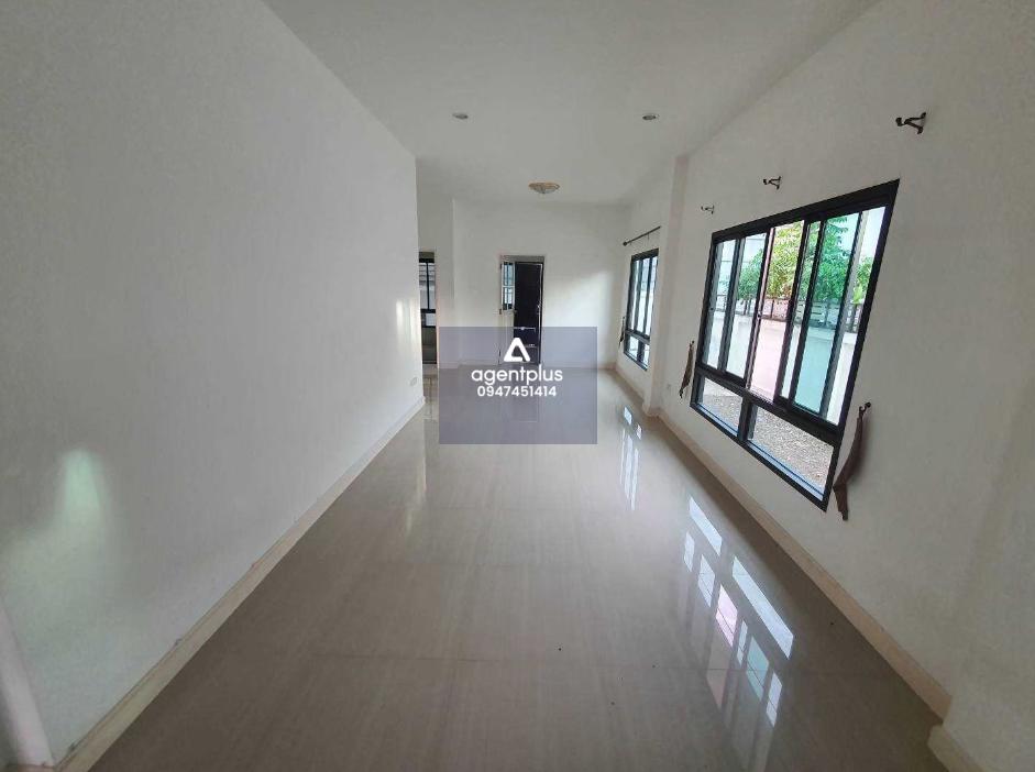 บ้านแฝด โครงการนาราวิลล์ พานทอง ทำเลดีใกล้ถนนสุขประยูร (ทล.315) แยกเข้าซอยหมู่บ้านบัวแก้วประมาณ 900 เมตร และตั้งใกล้สถานที่อื่น ๆ