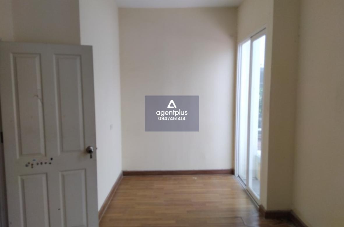 ขายด่วนบ้านทาวน์เฮ้าส์เปล่า 2 ชั้น โครงการโกลเด้นอเวนิว แจ้งวัฒนะ-ติวานนท์ ถนนติวานนท์ ในราคา 3 ล้านบาท มี 3 ห้องนอน 2 ห้องน้ำ สามารถจอดรถได้ 1 คัน ใกล้เซ็นทรัล โรงเรียน โรงพยาบาลหลายแห่ง