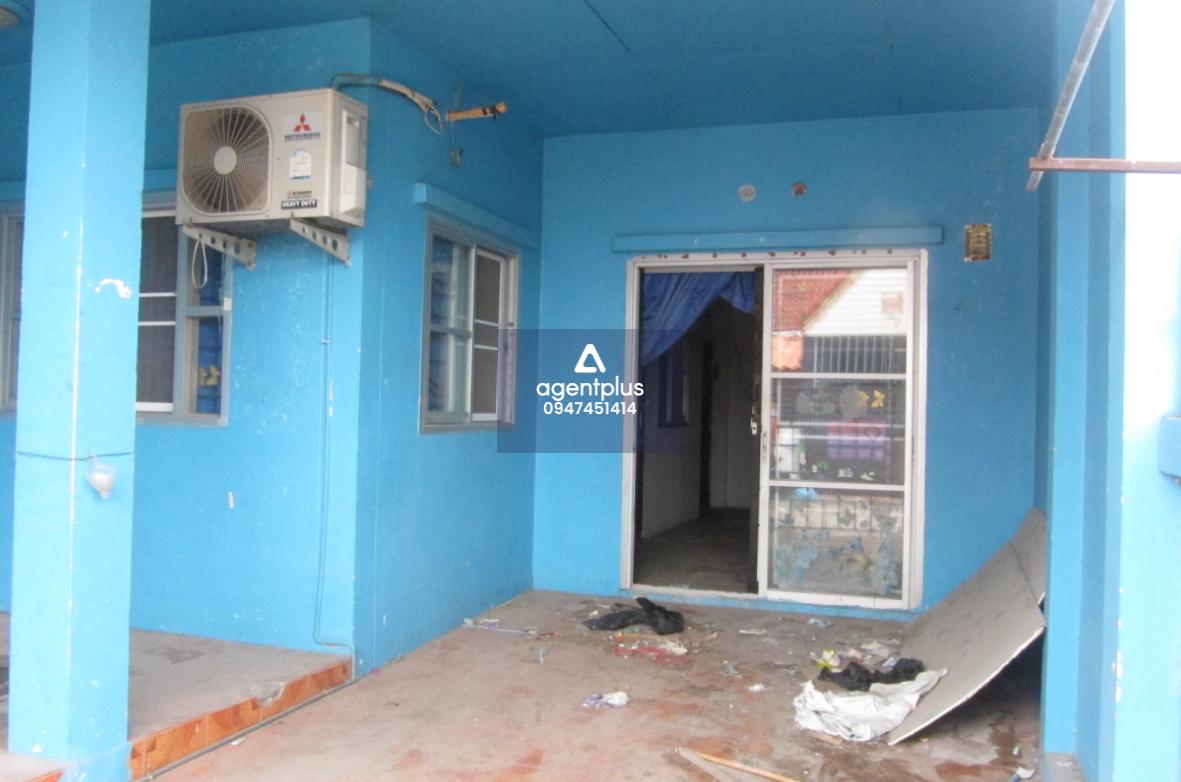 ขายด่วนทาวน์เฮ้าส์ชั้นเดียว หมู่บ้านฉัตรทอง มาบยางพร ถนนสายปากร่วม-ปลวกแดง(รย.3013) 2 ห้องนอน 1 ห้องน้ำ จอดรถได้ 1 คัน เหมาะกับการรีโนเวท ราคา 1.15 ล้านบาท