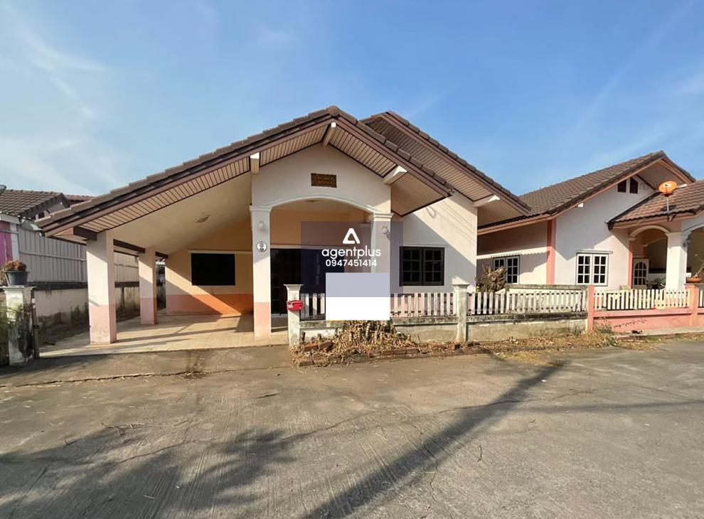 บ้านเดี่ยวชั้นเดียว คูณทรัพย์ทวีสุข 1 จากทางคู่ขนาดมอเตอร์เวย์ ชลบุรี-พัทยา(ทล.7) แยกเข้าซอยดับเพลิง ทำเลดีบริเวณโดยรอบเป็นแหล่งชุมชน การคมนาคมสะดวก สาธารณูปโภคพร้อม