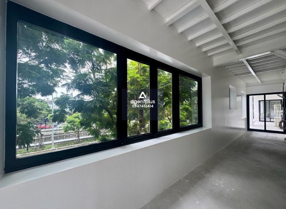 พื้นที่เช่าร้านค้า สปา คลินิค สำนักงาน ติดถนนใหญ่นราธิวาส สาทร 130 ตร.ม. อาคารโมบิคอม 4