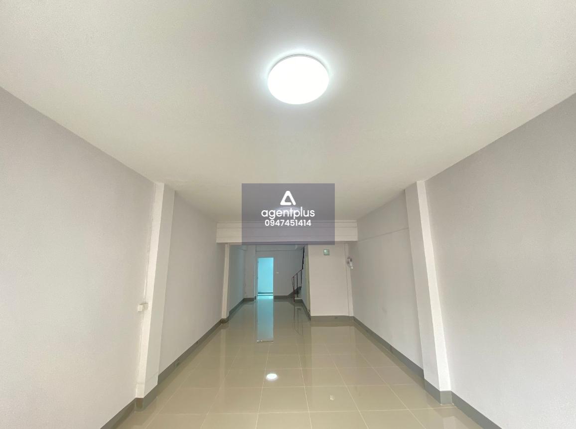 ขายอาคารพาณิชย์ 3.5 ชั้น ทำเลดี ใจกลางเมืองมุกดาหาร เหมาะสำหรับค้าขาย หรือทำสำนักงาน เดินทางสะดวก พร้อมใช้งานทันที