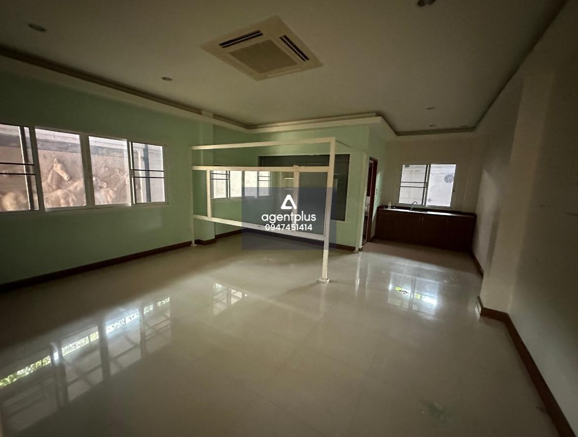 ขายบ้านเดี่ยว 2 ชั้น พร้อมดาดฟ้า กุลพันธ์วิลล์ 12 เชียงใหม่ บ้านเดี่ยวหลังใหญ่ ทำเลดี พร้อมดาดฟ้า พื้นที่กว้างขวาง เหมาะสำหรับครอบครัวที่ต้องการความเป็นส่วนตัว