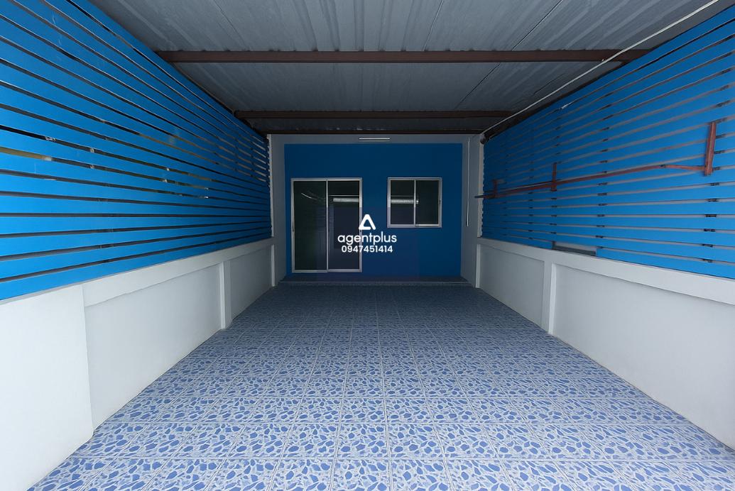 ทาวน์เฮ้าส์ 2 ชั้น เดอะวิลเลจ หนองค้อ ทำเลดี ห่างจากถนนศรีราชา-หนองค้อ (ทล.3241) ประมาณ 6 กม. การคมนาคมสะดวก สาธารณูปโภคครบครัน ใกล้แหล่งพักอาศัย