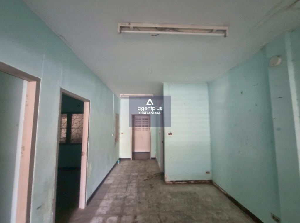 โครงการเคหะชุมชนระยอง ทาวน์เฮ้าส์ชั้นเดียว ถนนการ์เด้นโฮม แยกจากถนนสุขุทวิท (ทล.3) การคมนาคมสะดวก สาธารณูปโภคครบครัน บริเวณหน้าบ้านสามารถทำเป็นร้านขายของชำหรือสินค้าประเภทอื่น ๆ ได้