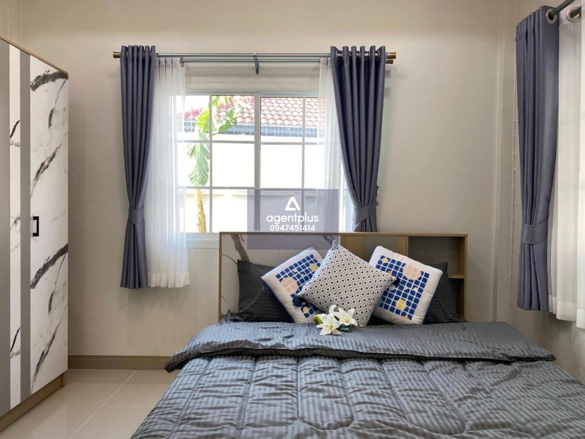 #ทาวน์เฮ้าส์หลังริม มีพื้นที่สวน ตกแต่งเรียบง่าย ลมเย็นสบายตลอดทั้งวัน เฟอร์นิเจอร์ครบ พร้อมเข้าอยู่ หมู่บ้านปาร์ครุ่งเรือง ซอยเขาตาโล เมืองพัทยา