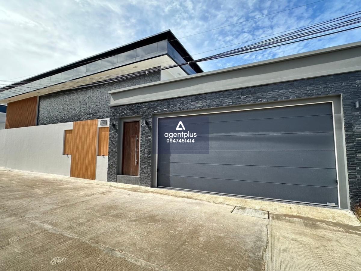 บ้านลักซูรี่ สไตล์โมเดิร์น The luxury house with a modern style  บ้านพร้อมอยู่พร้อมโอน บ้านสวยในโครงการ Reservoir town ( Baan mae 7 ) ทุ่งกลม ตาลหมัน พัทยา