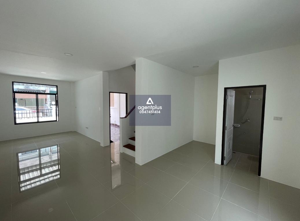 ทาวน์เฮ้าส์ 2 ชั้น ไอวี่ ทาวน์ 1 ภายในกว้างขวาง การเดินทางสามารถใช้มอเตอร์เวย์ กรุงเทพ‑ชลบุรี สายใหม่ โดยใช้เวลาเดินทางประมาณ 20 นาที รายล้อมด้วยสถานที่สำคัญ