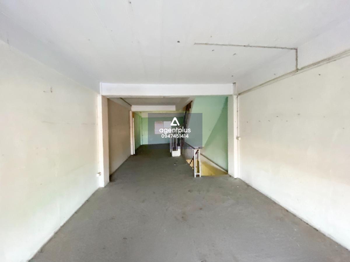 อาคารพาณิชย์ 4 ชั้น พร้อมชั้นลอย และชั้นใต้ดิน ภายในกว้างขวาง ถนนสุวินทวงศ์(ทล.304) ทำเลดีติดถนนใหญ่ เดินทางเข้า-ออกสะดวก